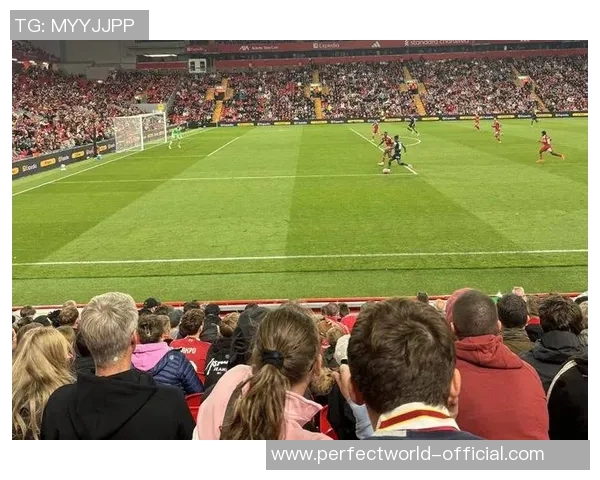 足总杯激战曼联与利物浦战平双方精彩瞬间引发全场热烈反响